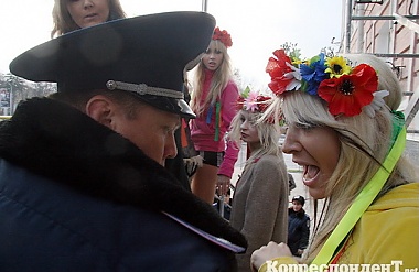 Зображення до:  FEMEN vs МВД: а если не найдете, то мы за углом