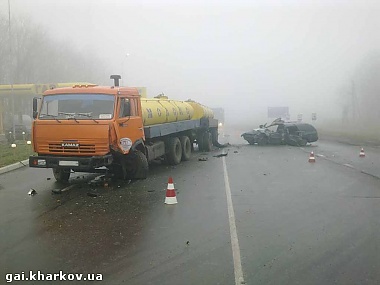 Зображення до:  Легковушка врезалась в КАМАЗ: мужчина погиб, еще двое в больнице (фото)