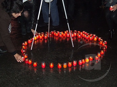 Зображення до:  На площади Свободы зажгли свечи памяти жертвам аварий (фото)