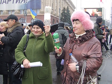 Зображення до:  С транспарантами и зонтиками. В Харькове протестуют против Налогового кодекса (фото)