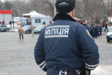 Зображення до:  Милицию развели на площади