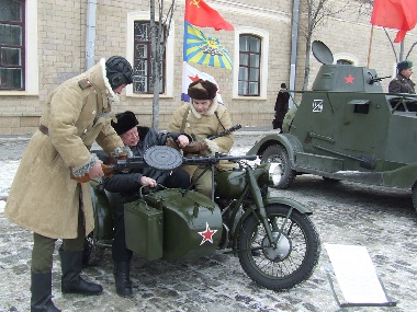 Зображення до:  В честь праздника центр Харькова оккупировала военная техника