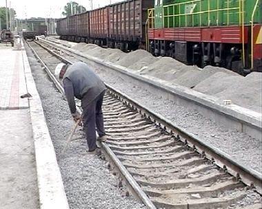 Зображення до:  Харьковский поезд сбил двух путевых рабочих