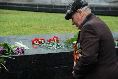 Зображення до:  День Победы: без парадов, но с флагом и запретами