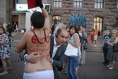 Зображення до:  Под свист активистки FEMEN в Киеве запустили часы к Евро-2012