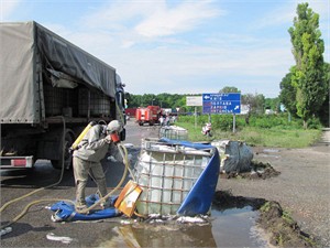 Зображення до:  В Днепропетровске на дорогу вылилось 1,5 тонны соляной кислоты