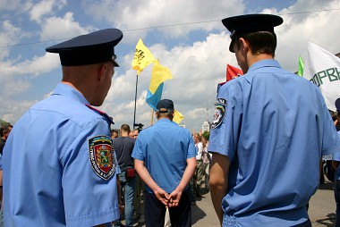 Зображення до:  Драка в центре города. Неизвестные украли гроб