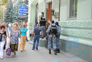 Зображення до:  Маски-шоу в «Инвесторе»: пришли из-за 700 га земли