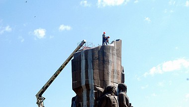 Зображення до:  Коммунисты протестуют против демонтажа памятника с площади Конституции