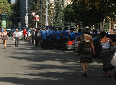 Зображення до:  То ли митинг, то ли танцы, а пока – милиция