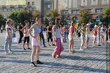 Зображення до:  На площадь Свободы предлагают нести цветы