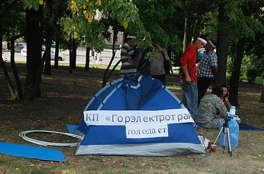 Зображення до:  У протестующих отобрали палатки