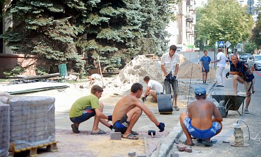 Зображення до:  С тротуара на Сумской убрали забор