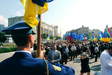 Зображення до:  Последние цветы памятнику Независимости