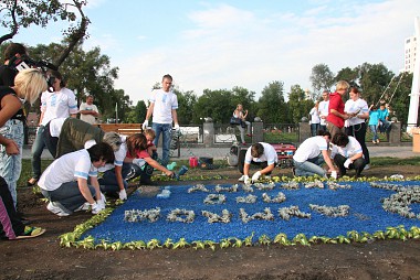 Зображення до:  Клумбу  «З думкою про Україну!» высадили возле цирка