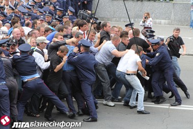 Зображення до:  Ушибы и укусы – милиционеры пострадали в стычке с оппозицией в День Независимости