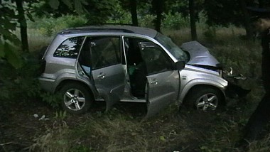 Зображення до:  Внедорожник врезался в дерево, автобус — в  ограду