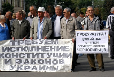 Зображення до:  Чернобыльцы протестуют