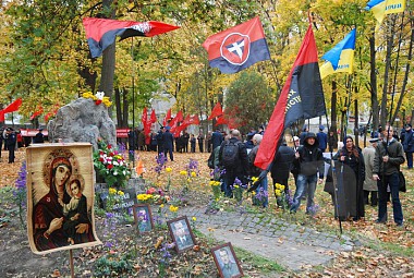 Зображення до:  Коммунисты и националисты, посередине — милиция