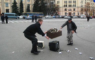 Зображення до:  На площади Свободы разбили три телевизора