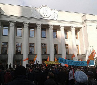 Зображення до:  Митингующие снова сломали забор и прорвались к Раде