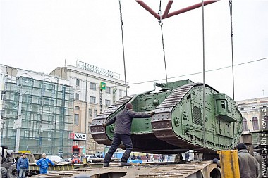 Зображення до:  С площади Конституции исчезли танки