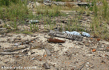 Зображення до:  110 гектаров военной части в Лозовой очистили от боеприпасов