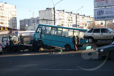 Зображення до:  На Салтовке столкнулись ВАЗ и I-van