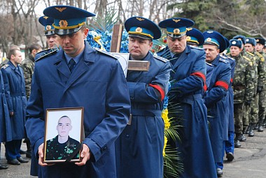 Зображення до:  Военные попрощались с убитым солдатом