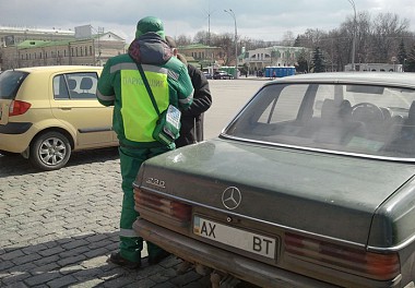 Зображення до:  Парковщики продолжают взимать плату без паркоматов