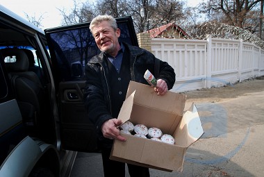 Зображення до:  Полтысячи куличей и корзина. Передача в Качановскую колонию