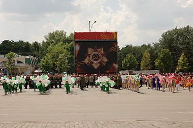 Зображення до:  Флаги, танцы, марш и колонны – поздравления с Днём Победы