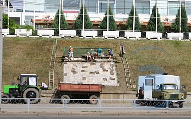 Зображення до:  Мяч в плёнке и раскопки на евро-клумбе