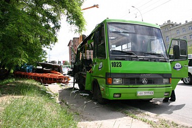 Зображення до:  Авария на улице Деревянко. Ещё одна женщина умерла