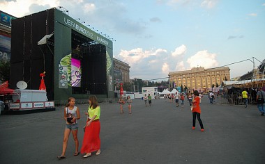 Зображення до:  В фан-зоне сегодня рок-день