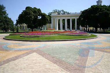 Зображення до:  Парк Горького: грибы-колонки и аттракционы ждут