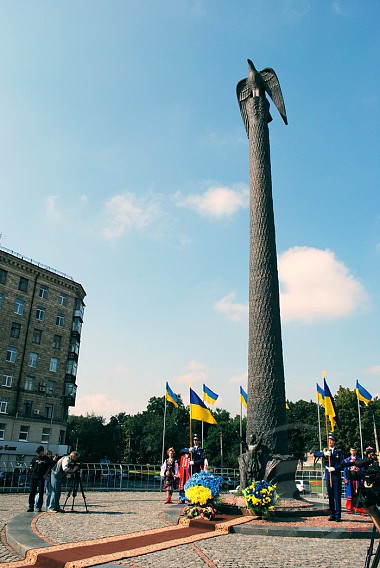 Зображення до:  Вчера поклонились — сегодня снесли. Памятник Независимости демонтируют