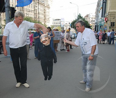 Зображення до:  За парк Горького активисты избивали «Кернеса»