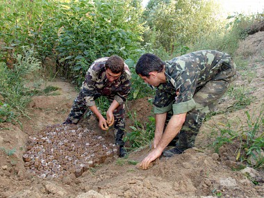 Зображення до:  В яру под Змиёвом нашли больше сотни снарядов и мин