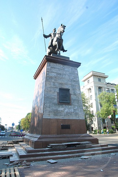 Зображення до:  Памятник казаку Харько: гранит треснул, а на скульптуру гарантия