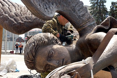 Зображення до:  Шар установили. На очереди Аня