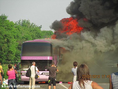 Зображення до:  Под Харьковом сгорел дотла автобус