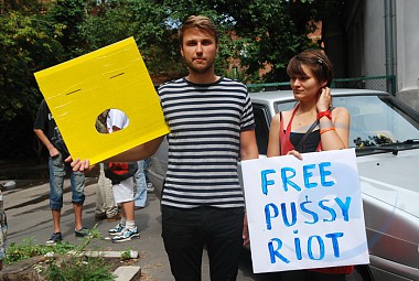 Зображення до:  Под Генконсульством России — песни против Путина и пикет за Pussy Riot