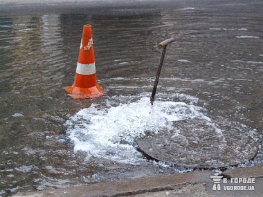 Зображення до:  Порыв трубы на улице Шевченко. Движение перекрыто (дополнено)