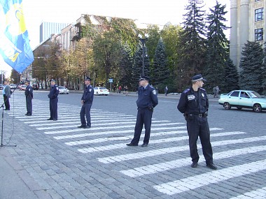 Зображення до:  Два пикета на площади Свободы. Протестующих и милиционеров – почти поровну