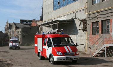 Зображення до:  На Салтовке человека засыпало землёй