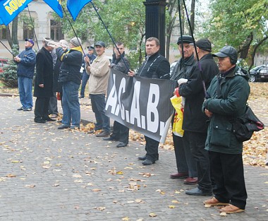 Зображення до:  «Свободовцы» протестовали против избиения фанатов