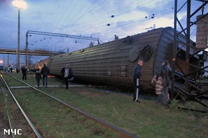 Зображення до:  Поезд сошёл с рельсов, вагон перевернулся: четыре версии