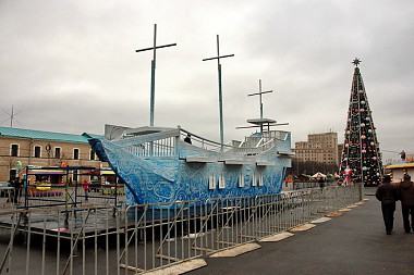 Зображення до:  На площади Свободы построили корабль