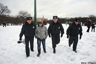 Зображення до:  Двух питерцев задержали за игру в снежки